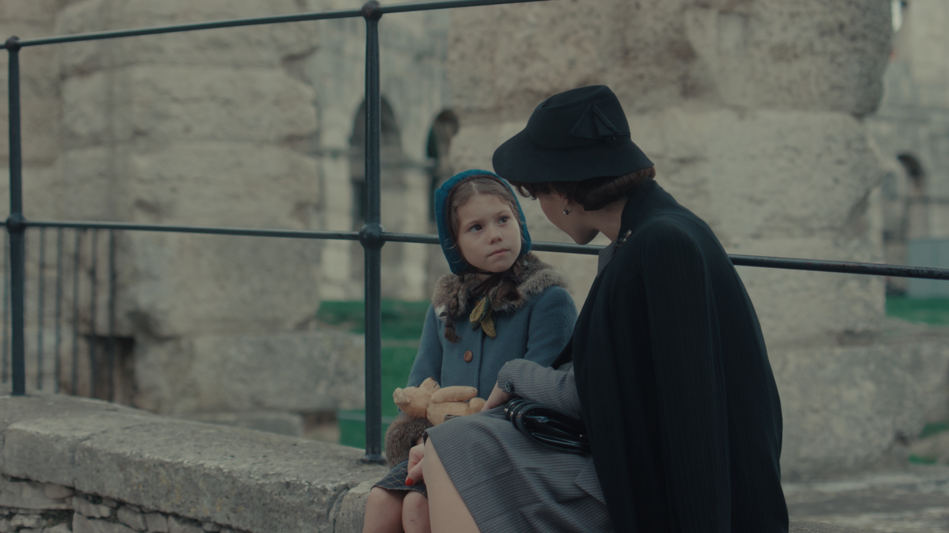 La bambina con la valigia (2)